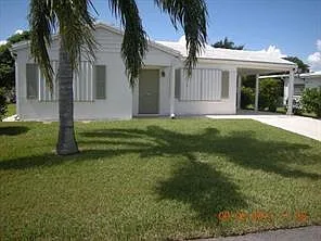6808 NW 70th St Photo 1