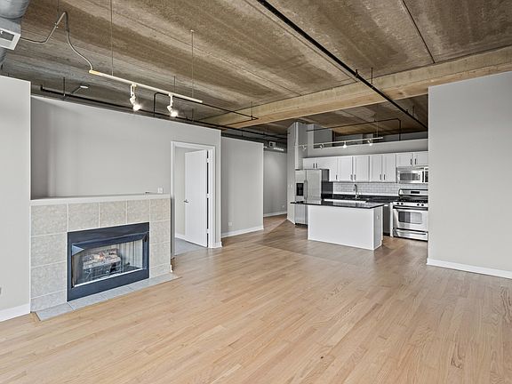 5th image of 833 W 15th Pl Unit 303