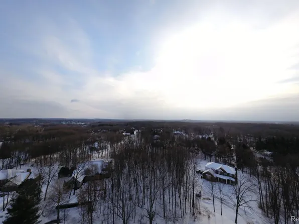 6108 Englewood Dr, Clarkston, MI 48346