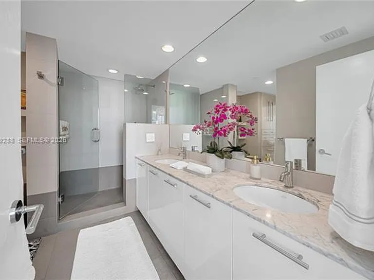 55 SE 6th St #1803 — Photo 38