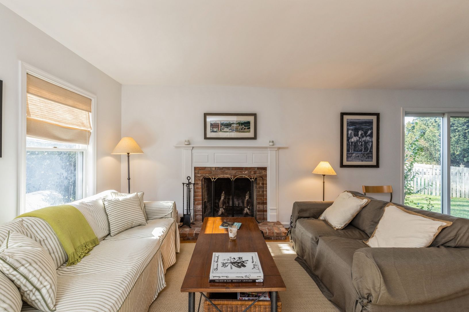  Living area w Fireplace
