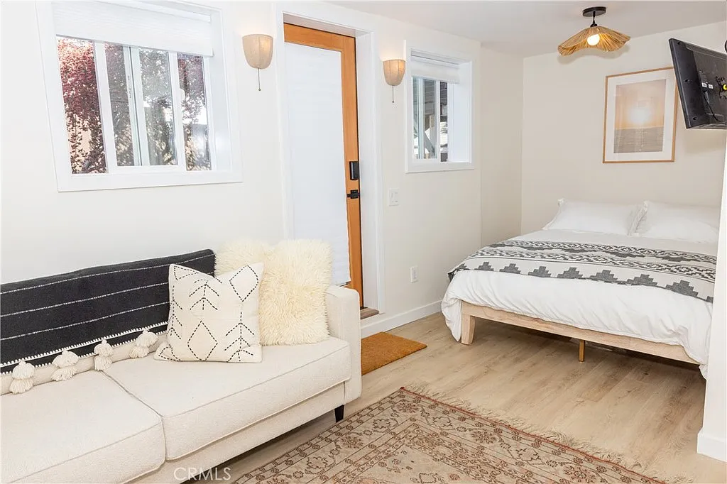 Studio, 500 sqft, $2,900 — Photo 2