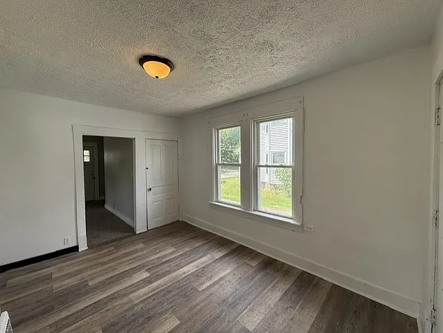 411 N Cedar Ave — Photo 3