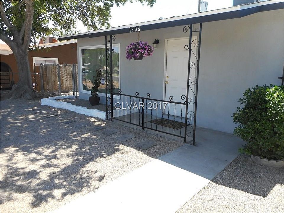 Great entrance to your new home! Exterior and interior freshly painted.