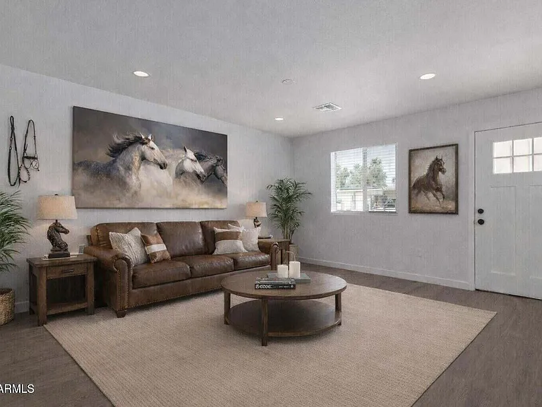 2117 W Mariposa St — Photo 1