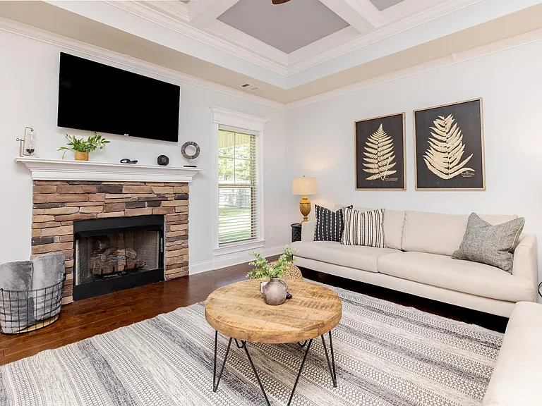 Spacious Living room w/TV streaming