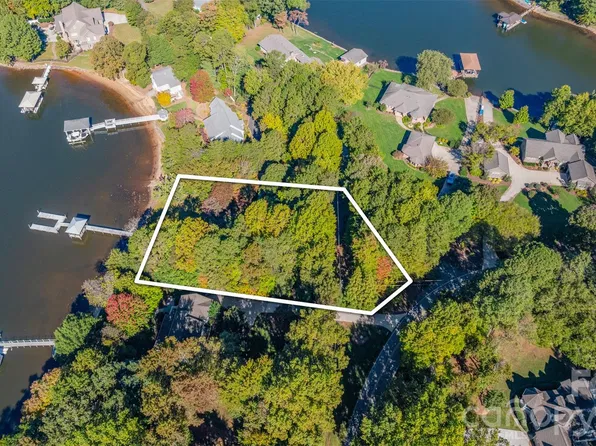 115 Honeysuckle Ln, Mooresville, NC 28117