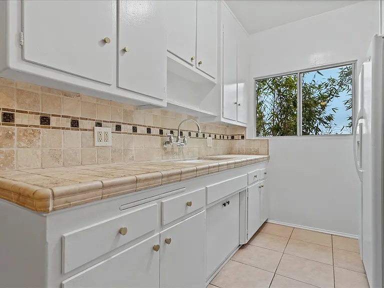 1051 S Cochran Ave #7 — Photo 7