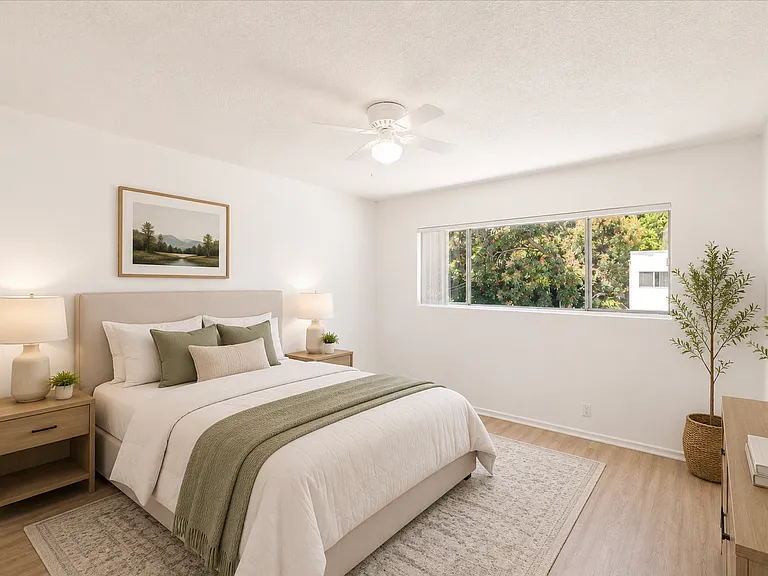 Hollywood Apartments — Photo 20