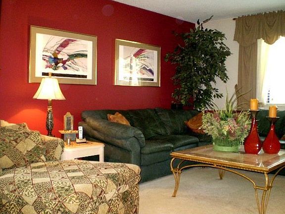 Living rm w/fireplace