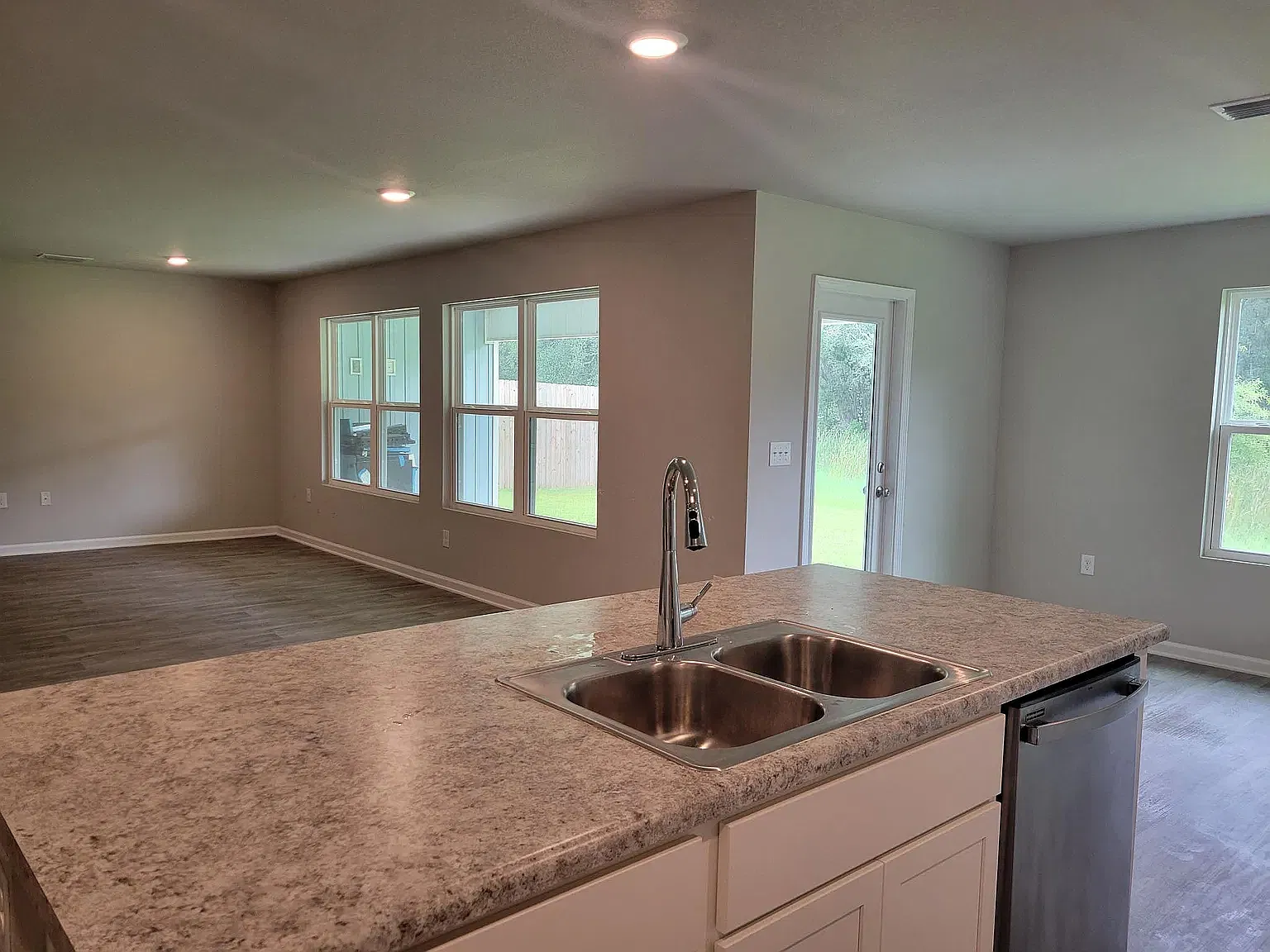 4 bed, 2276 sqft, $2,400 — Photo 3