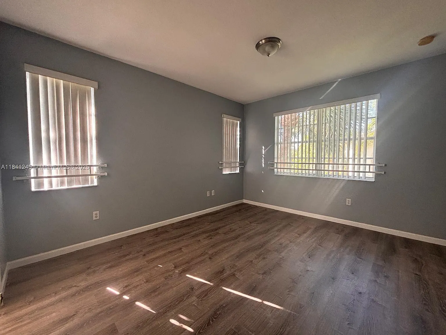 4 bed, 3.5 bath, 1900 sqft, $3,600 — Photo 2