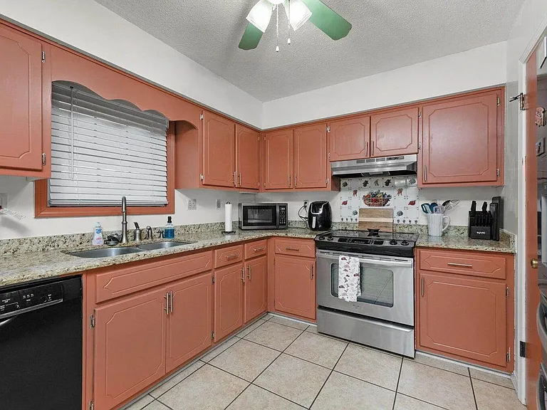 400 Brown Pl — Photo 8