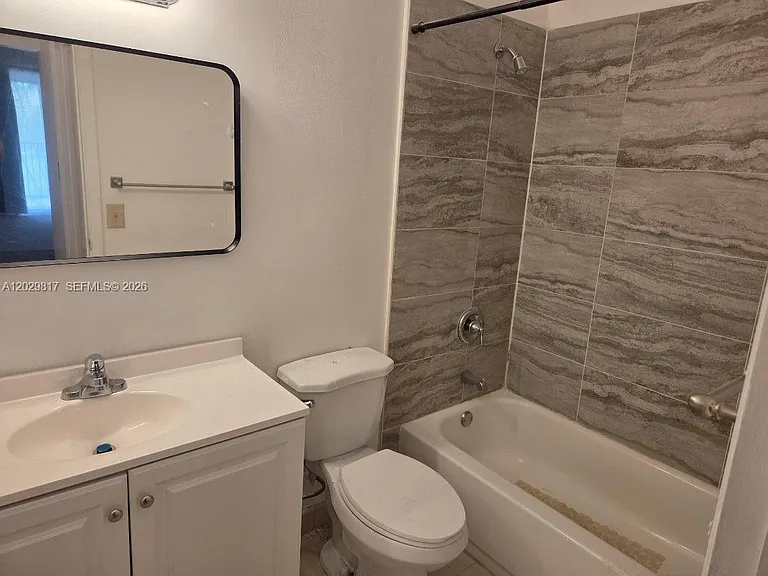 1017 Washington Cir #1017D — Photo 8