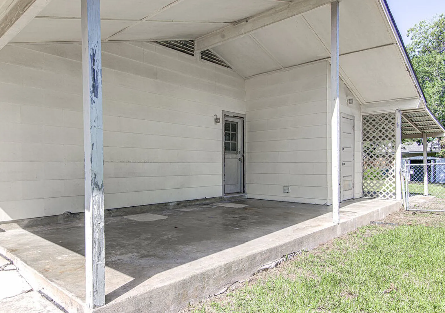 **Three Weeks Free Rent Charming 3-Bedroom Home With Spacious Backyard In North Austin! — Photo 3
