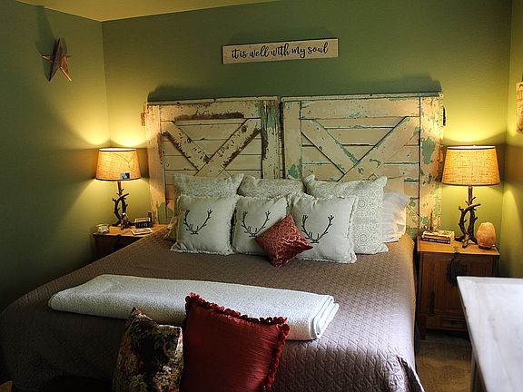 King bed fits nicely