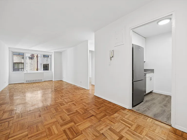 301 E 22nd St #8U — Photo 1