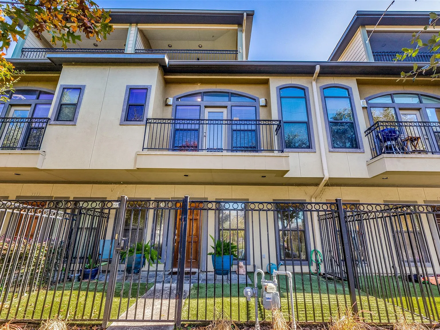 2 bed, 2.5 bath, 1770 sqft, $2,450 — Photo 1