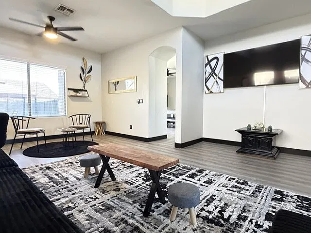 4 bed, 2.5 bath, 2334 sqft, $3,200 — Photo 2
