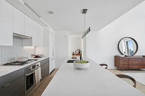 243 W 28th St Photo 1