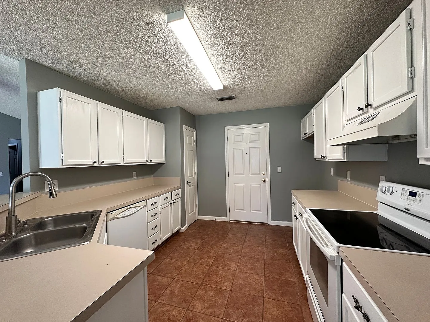 Beautiful home on Bridgecreek Dr in Argyle- Available Now! — Photo 4