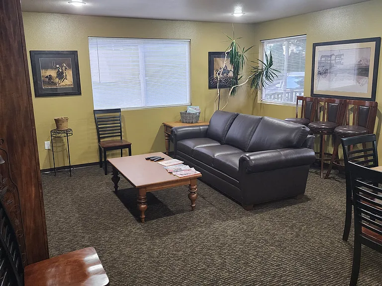 Turnberry Apartments — Photo 10