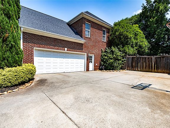 3rd image of 205 Graylyn Dr