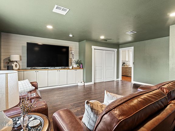 Beautiful Living Area>