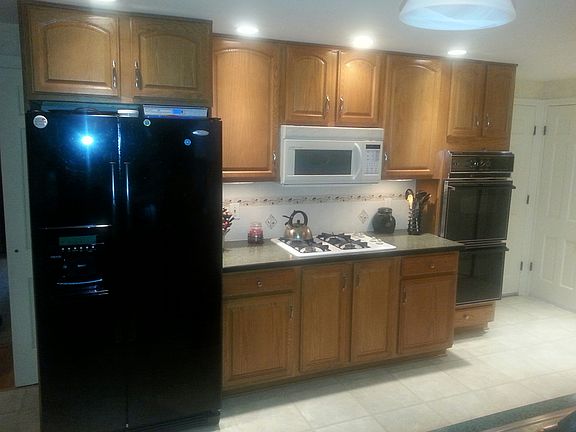 3rd image of 12 Pin Oak Dr