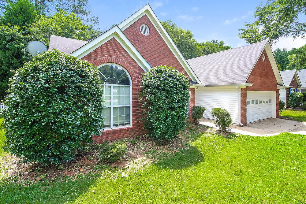 3 bed, 2.0 bath, 1996 sqft, $1,945 — Photo 3
