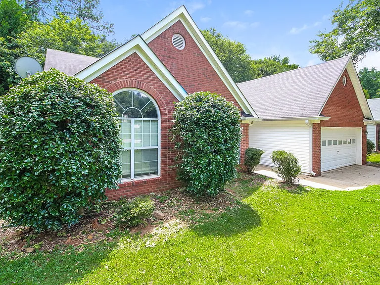 5729 Lakeview Cir — Photo 3