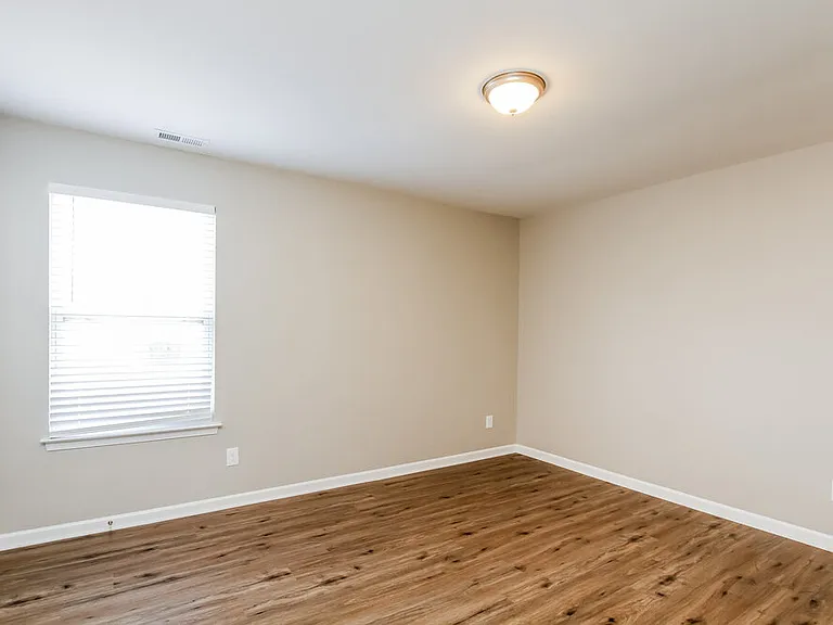 102 Clacton Ct — Photo 12