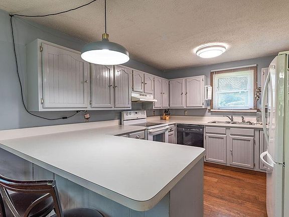 3rd image of 1216 Liberty Dr