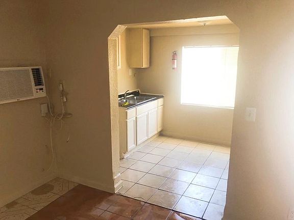 4th image of 975 N Arrowhead Ave