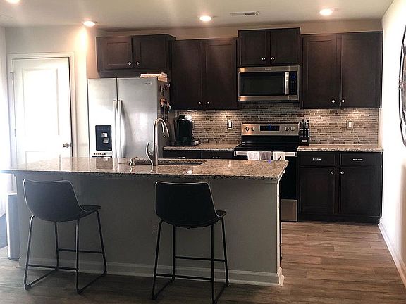5th image of 209 Wild Raven St