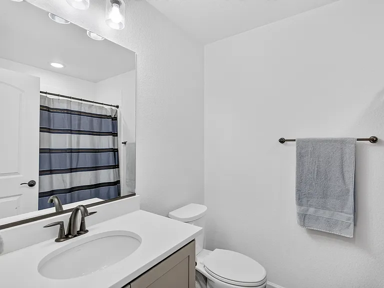 3rd floor full bath with shower/tub combo