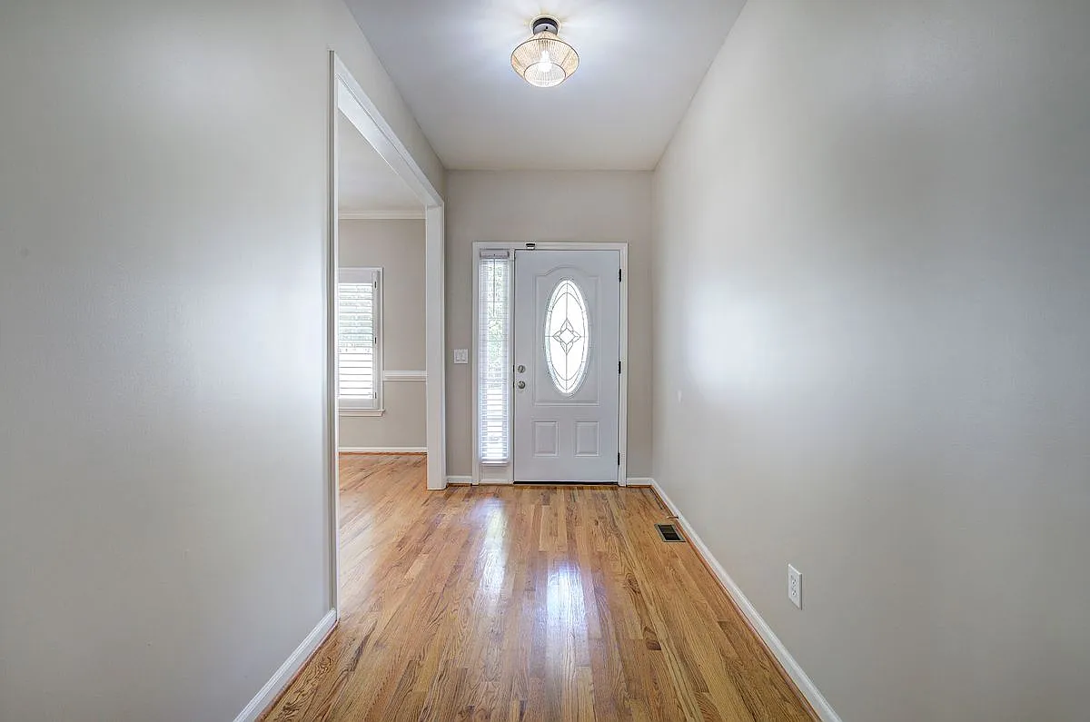 5 bed, 4.0 bath, 4088 sqft, $3,950 — Photo 3