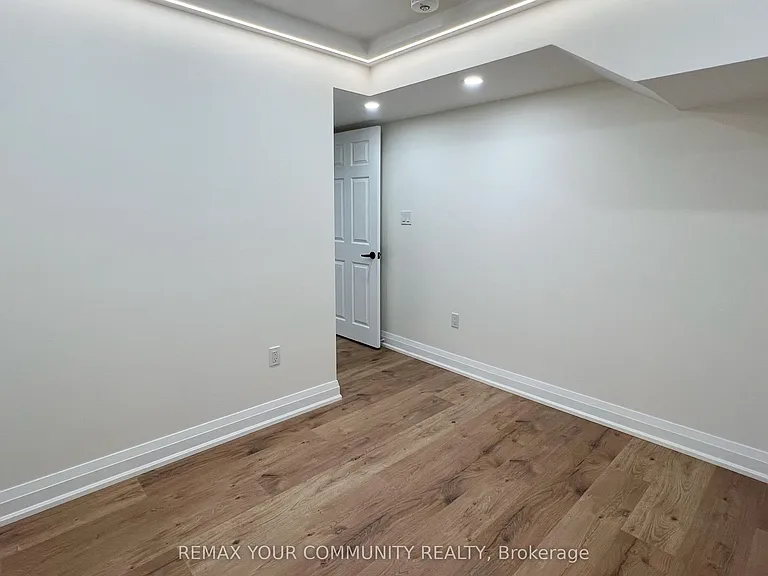 24 Foxhill Dr #LOWER — Photo 11