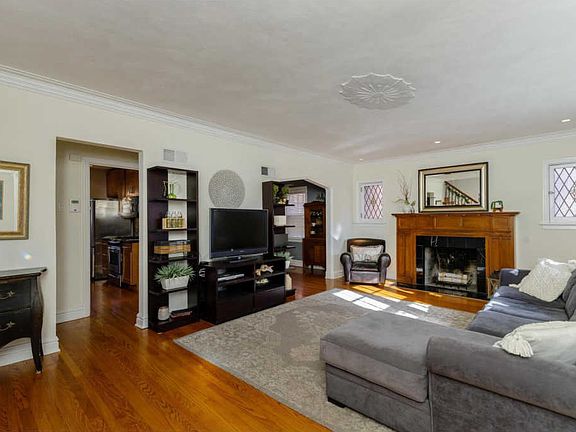 3rd image of 7451 Stanford Ave