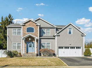 77 Sycamore St, Massapequa, NY 11758