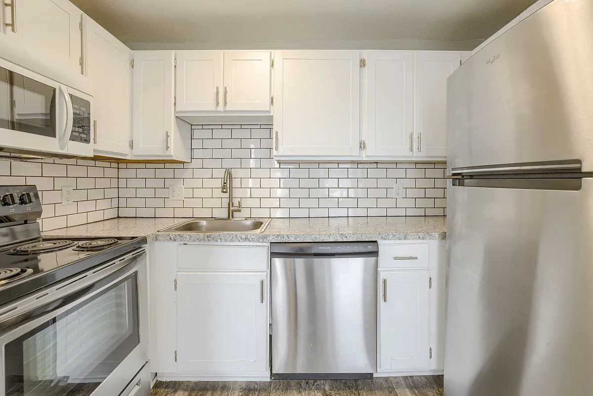 Building Photo - 210 S 24th St #205