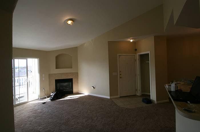 Living Room w Gas Fireplace