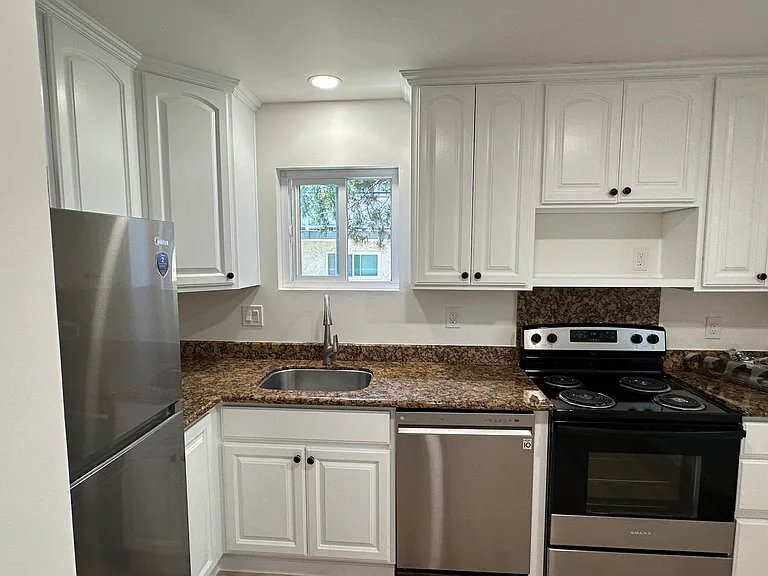 1336 Palos Verdes Dr #5 — Photo 10