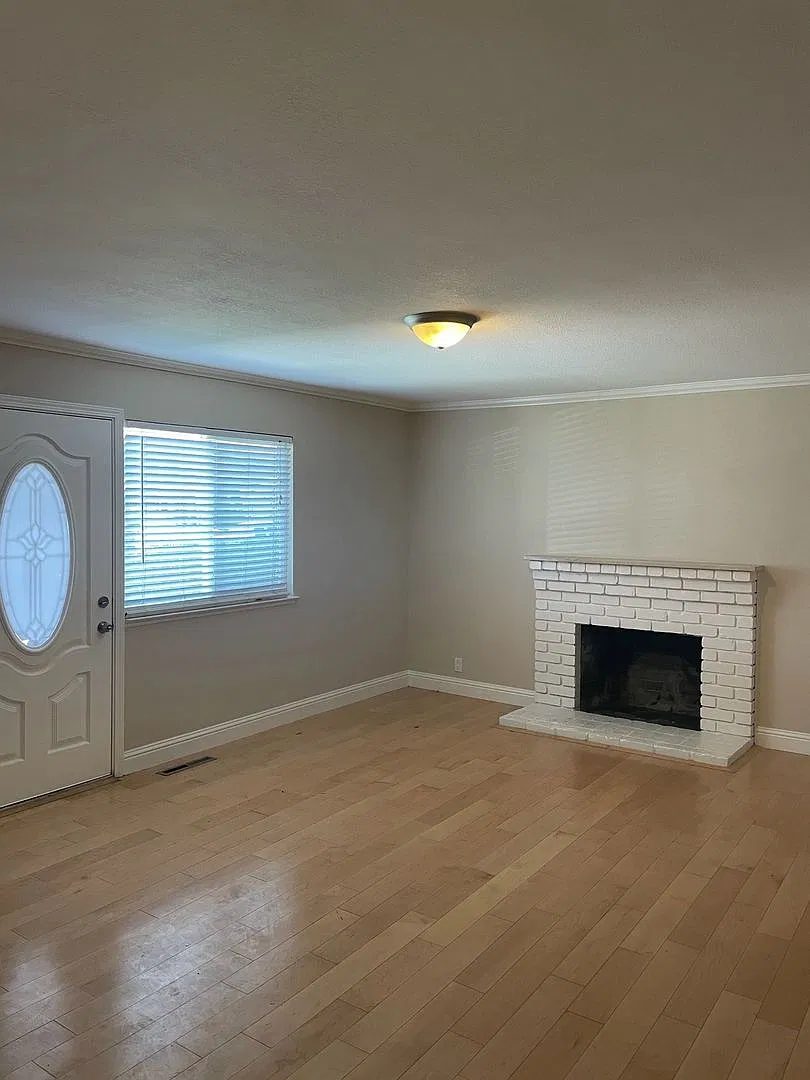 0591 - Echo Ave 168 — Photo 2