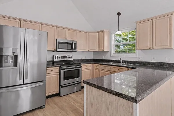 3 bed, 1993 sqft, $2,200 — Photo 4