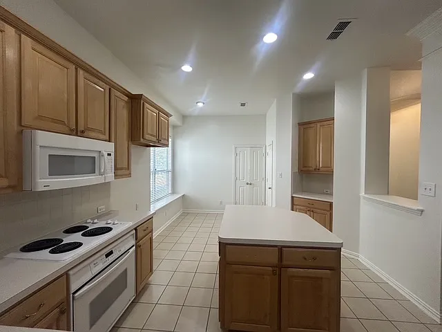 3406 Founders Trl — Photo 8