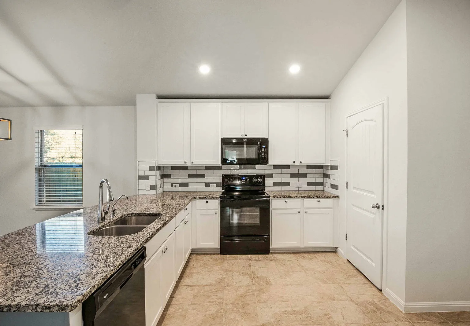 4 bed, 2.0 bath, 1836 sqft, $2,100 — Photo 2