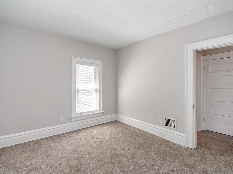 2435 Summit St — Photo 30