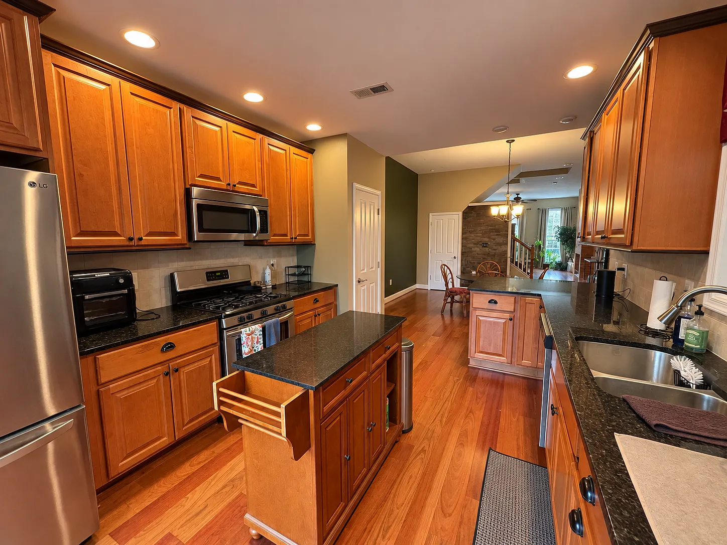 3 bed, 3.5 bath, 2443 sqft, $2,695 — Photo 4