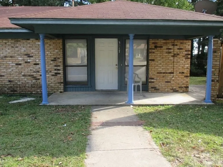 3017 Courtney Ave — Photo 1